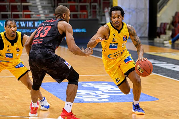 Ludwigsburg, Deutschland 30. Januar 2021: BBL- 20 21 - MHP Riesen Ludwigsburg vs. JobStairs Giessen 46ers Brandon Thomas (Giessen), Barry Brown Jr. (Ludwigsburg) Ludwigsburg MHP Arena Baden-Württemberg Deutschland