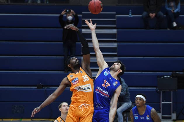 Sport Bilder des Tages Basketball 1. Bundesliga, Saison 2020 2021, 15. Spieltag, Syntainics MBC Weißenfels vs. ratiopharm Ulm (30.01.2021) 92:104 (52:51) Zweikampf um den Ball zwischen Aleksandar Marelja (MBC Weissenfels, Rueckennummer Nummer 17) (re.) und Aric Holman (Center ratiopharm Ulm, Rueckennummer 35) beim Spiel MBC Weißenfels gegen Ulm (30.01.2021) Weißenfels Sachsen-Anhalt Deutschland Stadthalle Weißenfels