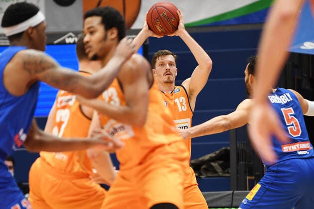 Basketball 1. Bundesliga, Saison 2020 2021, 15. Spieltag, Syntainics MBC Weißenfels vs. ratiopharm Ulm (30.01.2021) 92:104 (52:51) Andreas Obst (Guard ratiopharm Ulm, Rueckennummer 13) (Mitte) am Ball gegen David Brembly (MBC Weissenfels, Rueckennummer Nummer 5) beim Spiel MBC Weißenfels gegen Ulm (30.01.2021) Weißenfels Sachsen-Anhalt Deutschland Stadthalle Weißenfels