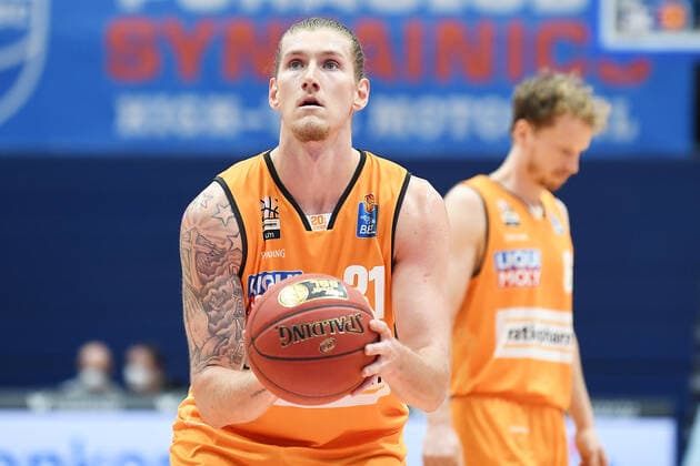 Basketball 1. Bundesliga, Saison 2020 2021, 15. Spieltag, Syntainics MBC Weißenfels vs. ratiopharm Ulm (30.01.2021) 92:104 (52:51) Dylan Osetkowski (Center ratiopharm Ulm, Rueckennummer 21) am Ball beim Freiwurf beim Spiel MBC Weißenfels gegen Ulm (30.01.2021) Weißenfels Sachsen-Anhalt Deutschland Stadthalle Weißenfels
