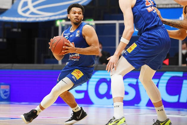 Basketball 1. Bundesliga, Saison 2020 2021, 15. Spieltag, Syntainics MBC Weißenfels vs. ratiopharm Ulm (30.01.2021) 92:104 (52:51) Quinton Hooker (MBC Weissenfels, Rueckennummer Nummer 21) am Ball beim Spiel MBC Weißenfels gegen Ulm (30.01.2021) Weißenfels Sachsen-Anhalt Deutschland Stadthalle Weißenfels