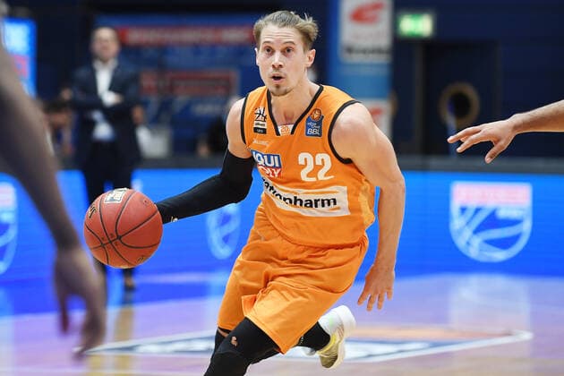 Basketball 1. Bundesliga, Saison 2020 2021, 15. Spieltag, Syntainics MBC Weißenfels vs. ratiopharm Ulm (30.01.2021) 92:104 (52:51) Thomas Klepeisz (Guard ratiopharm Ulm, Rueckennummer 22) am Ball beim Spiel MBC Weißenfels gegen Ulm (30.01.2021) Weißenfels Sachsen-Anhalt Deutschland Stadthalle Weißenfels