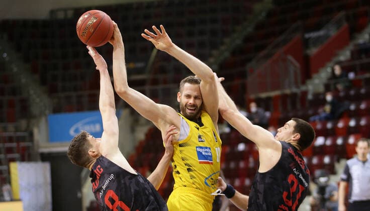 Ludwigsburg , Basketball easyCredit BBL Bundesliga , MHP RIESEN Ludwigsburg vs. JobStairs GIESSEN 46ers , von links: Alen Pjanic ( Giessen ) Jonas Wohlfarth-Bottermann ( Riesen ) Scottie james ( Giessen )