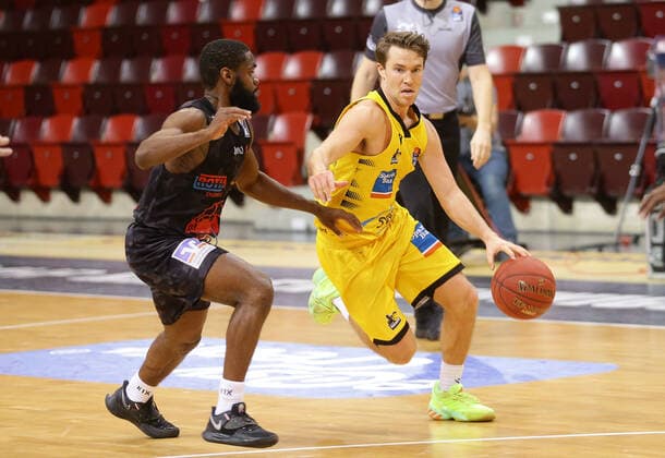 Ludwigsburg , Basketball easyCredit BBL Bundesliga , MHP RIESEN Ludwigsburg vs. JobStairs GIESSEN 46ers , rechts: Jordan Hulls ( Riesen )