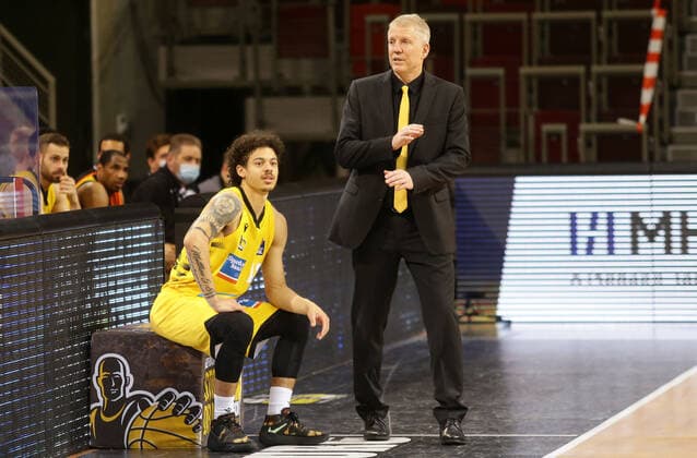 Ludwigsburg , Basketball easyCredit BBL Bundesliga , MHP RIESEN Ludwigsburg vs. JobStairs GIESSEN 46ers , von links: Jonah Radebaugh ( Traoner John Patrick ( Riesen )