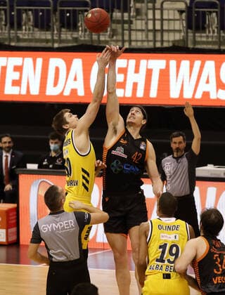 Ben Lammers, Dennis Clifford Aktion Spielszene Zweikampf Basketball BBL Bundesliga Herren Saison 2020 2021 31.01.2021 ALBA Berlin vs. RASTA Vechta