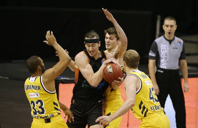 Jayson Granger, Dennis Clifford, Ben Lammers, Luke Sikma Aktion Spielszene Zweikampf Basketball BBL Bundesliga Herren Saison 2020 2021 31.01.2021 ALBA Berlin vs. RASTA Vechta