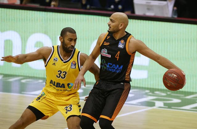 Jayson Granger, Stefan Peno Aktion Spielszene Zweikampf Basketball BBL Bundesliga Herren Saison 2020 2021 31.01.2021 ALBA Berlin vs. RASTA Vechta