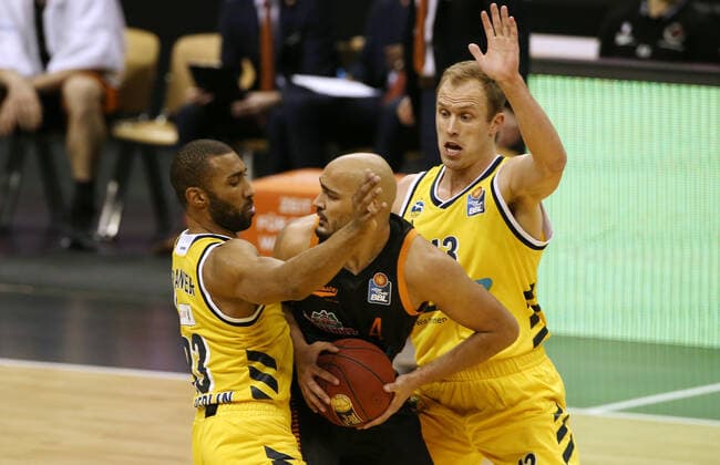 Jayson Granger, Stefan Peno, Luke Sikma Aktion Spielszene Zweikampf Basketball BBL Bundesliga Herren Saison 2020 2021 31.01.2021 ALBA Berlin vs. RASTA Vechta