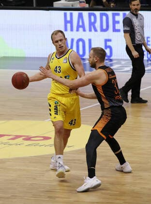 Luke Sikma, Robin Christen Aktion Spielszene Zweikampf Basketball BBL Bundesliga Herren Saison 2020 2021 31.01.2021 ALBA Berlin vs. RASTA Vechta
