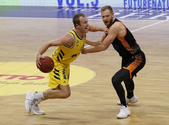 Luke Sikma, Robin Christen Aktion Spielszene Zweikampf Basketball BBL Bundesliga Herren Saison 2020 2021 31.01.2021 ALBA Berlin vs. RASTA Vechta