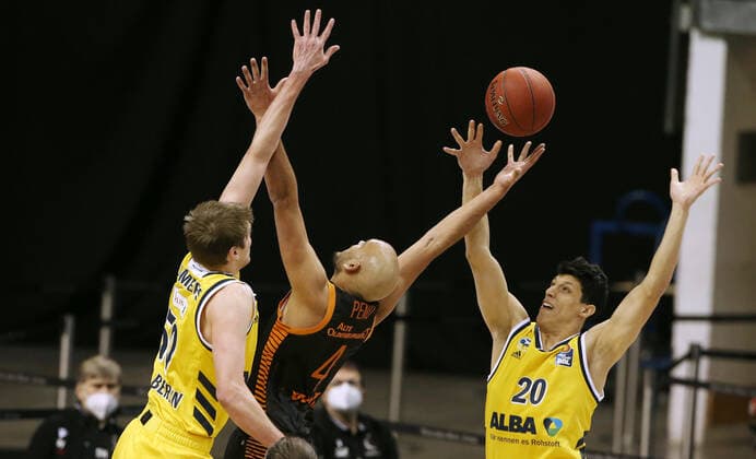 Ben Lammers, Stefan Peno, Simone Fontecchio Aktion Spielszene Zweikampf Basketball BBL Bundesliga Herren Saison 2020 2021 31.01.2021 ALBA Berlin vs. RASTA Vechta