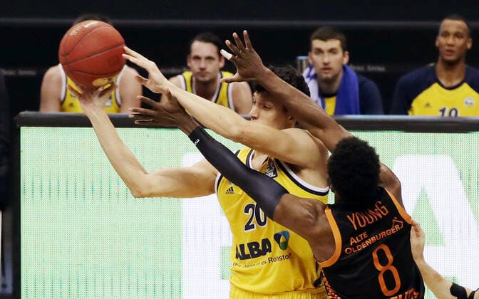 Simone Fontecchio, Josh Young Aktion Spielszene Zweikampf Basketball BBL Bundesliga Herren Saison 2020 2021 31.01.2021 ALBA Berlin vs. RASTA Vechta