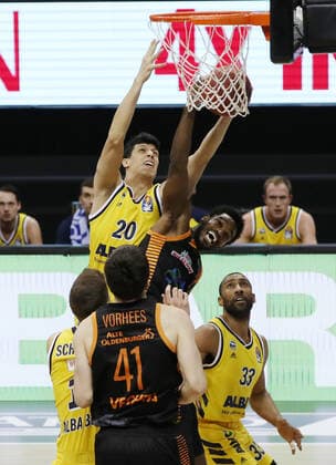 Simone Fontecchio, Josh Young Aktion Spielszene Zweikampf Basketball BBL Bundesliga Herren Saison 2020 2021 31.01.2021 ALBA Berlin vs. RASTA Vechta