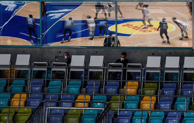 31.01.2021, xpsx, Basketball easyCredit BBL, Fraport Skyliners - Telekom Baskets Bonn v.l. Spiegelung Spielfeld Spiel emspor Frankfurt am Main