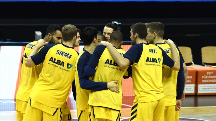 Begruessung - Team Alba, 31.01.2021, BBL, Alba Berlin vs RASTA Vechta , in der Mercedes Benz Arena, GER, Berlin, 31.01.2021, BBL, Alba vs RASTA Vechta Berlin Copyright: xUwexKoch xEibner-Pressefotox EP_ukh