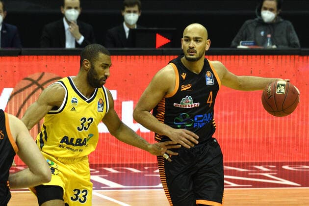 v.l. Jayson Granger - Alba, Stefan Peno - Rasta Vechta, 31.01.2021, BBL, Alba Berlin vs RASTA Vechta , in der Mercedes Benz Arena, GER, Berlin, 31.01.2021, BBL, Alba vs RASTA Vechta Berlin Copyright: xUwexKoch xEibner-Pressefotox EP_ukh