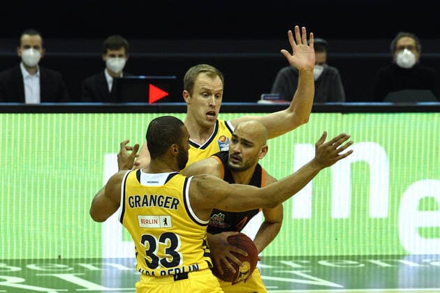 v.l. Jayson Granger - Alba, Stefan Peno - Rasta Vechta, Luke Sikma - Alba, 31.01.2021, BBL, Alba Berlin vs RASTA Vechta , in der Mercedes Benz Arena, GER, Berlin, 31.01.2021, BBL, Alba vs RASTA Vechta Berlin Copyright: xUwexKoch xEibner-Pressefotox EP_ukh