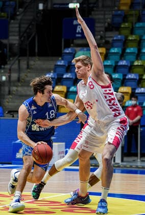31.01.2021, xpsx, Basketball easyCredit BBL, Fraport Skyliners - Telekom Baskets Bonn v.l. Joe Rahon (Fraport Sykliners), Benjamin Lischka (Telekom Baskets Bonn) emspor Frankfurt am Main