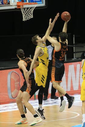 DEU, 1. BBL Alba Berlin vs. RASTA Vechta , 31.01.2021, Mercedes-Benz-Arena, Berlin, DEU, 1. BBL Alba Berlin vs. RASTA Vechta , im Bild Ben Lammers (ALBA Berlin 50), Jesse Hunt (RASTA Vechta 34), Dennis Clifford (RASTA Vechta 42)