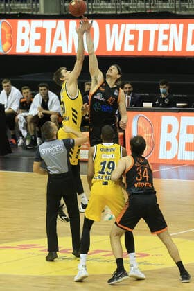 DEU, 1. BBL Alba Berlin vs. RASTA Vechta , 31.01.2021, Mercedes-Benz-Arena, Berlin, DEU, 1. BBL Alba Berlin vs. RASTA Vechta , im Bild Ben Lammers (ALBA Berlin 50), Dennis Clifford (RASTA Vechta 42)
