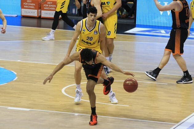 DEU, 1. BBL Alba Berlin vs. RASTA Vechta , 31.01.2021, Mercedes-Benz-Arena, Berlin, DEU, 1. BBL Alba Berlin vs. RASTA Vechta , im Bild Simone Fontecchio (ALBA Berlin 20), Jordan Barnett (RASTA Vechta 21)