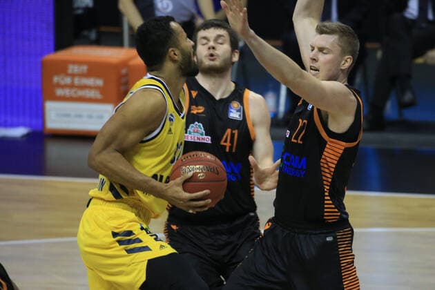 DEU, 1. BBL Alba Berlin vs. RASTA Vechta , 31.01.2021, Mercedes-Benz-Arena, Berlin, DEU, 1. BBL Alba Berlin vs. RASTA Vechta , im Bild Johannes Thiemann (ALBA Berlin 32), Bjoern Rohwer (RASTA Vechta 22), Will Vorhees (RASTA Vechta 41)