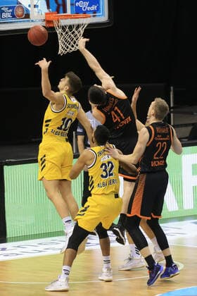 DEU, 1. BBL Alba Berlin vs. RASTA Vechta , 31.01.2021, Mercedes-Benz-Arena, Berlin, DEU, 1. BBL Alba Berlin vs. RASTA Vechta , im Bild Tim Schneider (ALBA Berlin 10), aa32 , Will Vorhees (RASTA Vechta 41), Bjoern Rohwer (RASTA Vechta 22)