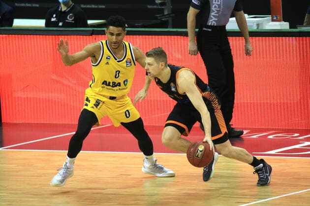 DEU, 1. BBL Alba Berlin vs. RASTA Vechta , 31.01.2021, Mercedes-Benz-Arena, Berlin, DEU, 1. BBL Alba Berlin vs. RASTA Vechta , im Bild Maodo Lo (ALBA Berlin 0), Tim Hasbargen (RASTA Vechta 6)