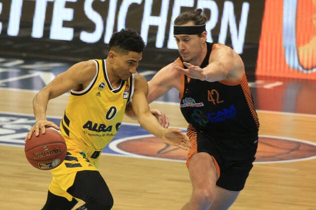 DEU, 1. BBL Alba Berlin vs. RASTA Vechta , 31.01.2021, Mercedes-Benz-Arena, Berlin, DEU, 1. BBL Alba Berlin vs. RASTA Vechta , im Bild Maodo Lo (ALBA Berlin 0), Dennis Clifford (RASTA Vechta 42)
