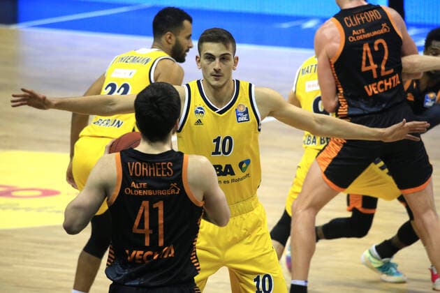 DEU, 1. BBL Alba Berlin vs. RASTA Vechta , 31.01.2021, Mercedes-Benz-Arena, Berlin, DEU, 1. BBL Alba Berlin vs. RASTA Vechta , im Bild Tim Schneider (ALBA Berlin 10), Will Vorhees (RASTA Vechta 41)