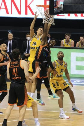 DEU, 1. BBL Alba Berlin vs. RASTA Vechta , 31.01.2021, Mercedes-Benz-Arena, Berlin, DEU, 1. BBL Alba Berlin vs. RASTA Vechta , im Bild Simone Fontecchio (ALBA Berlin 20), Jayson Granger (ALBA Berlin 33), Josh Young (RASTA Vechta 8), Stefan Peno (RASTA Vechta 4), Will Vorhees (RASTA Vechta 41)