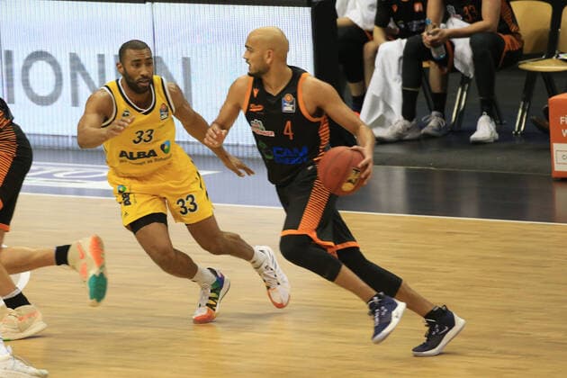 DEU, 1. BBL Alba Berlin vs. RASTA Vechta , 31.01.2021, Mercedes-Benz-Arena, Berlin, DEU, 1. BBL Alba Berlin vs. RASTA Vechta , im Bild Jayson Granger (ALBA Berlin 33), Stefan Peno (RASTA Vechta 4)