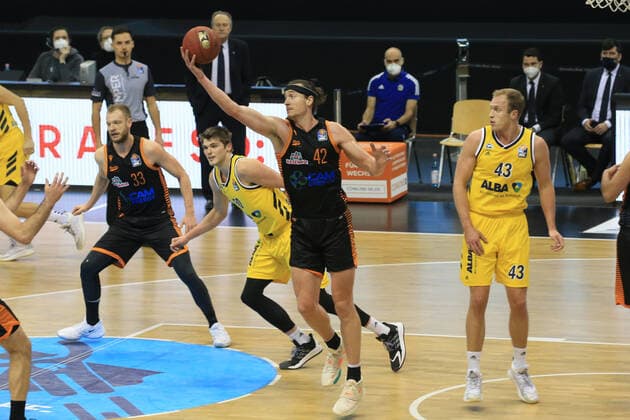 DEU, 1. BBL Alba Berlin vs. RASTA Vechta , 31.01.2021, Mercedes-Benz-Arena, Berlin, DEU, 1. BBL Alba Berlin vs. RASTA Vechta , im Bild Luke Sikma (ALBA Berlin 43), Ben Lammers (ALBA Berlin 50), Dennis Clifford (RASTA Vechta 42)
