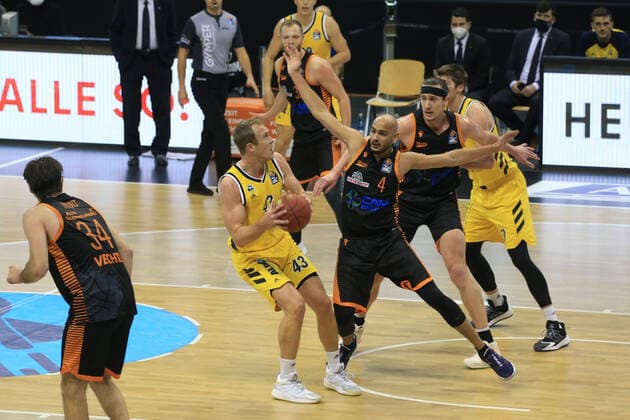 DEU, 1. BBL Alba Berlin vs. RASTA Vechta , 31.01.2021, Mercedes-Benz-Arena, Berlin, DEU, 1. BBL Alba Berlin vs. RASTA Vechta , im Bild Luke Sikma (ALBA Berlin 43), Ben Lammers (ALBA Berlin 50), Stefan Peno (RASTA Vechta 4), Dennis Clifford (RASTA Vechta 42)