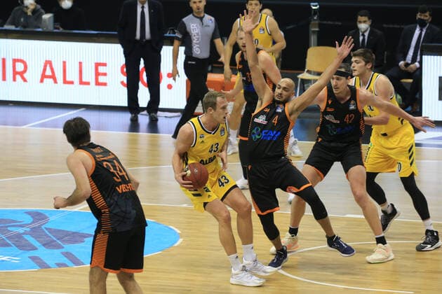 DEU, 1. BBL Alba Berlin vs. RASTA Vechta , 31.01.2021, Mercedes-Benz-Arena, Berlin, DEU, 1. BBL Alba Berlin vs. RASTA Vechta , im Bild Luke Sikma (ALBA Berlin 43), Ben Lammers (ALBA Berlin 50), Stefan Peno (RASTA Vechta 4), Dennis Clifford (RASTA Vechta 42)