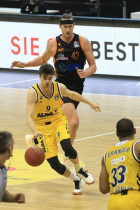 DEU, 1. BBL Alba Berlin vs. RASTA Vechta , 31.01.2021, Mercedes-Benz-Arena, Berlin, DEU, 1. BBL Alba Berlin vs. RASTA Vechta , im Bild Jonas Mattisseck (ALBA Berlin 9), Dennis Clifford (RASTA Vechta 42)