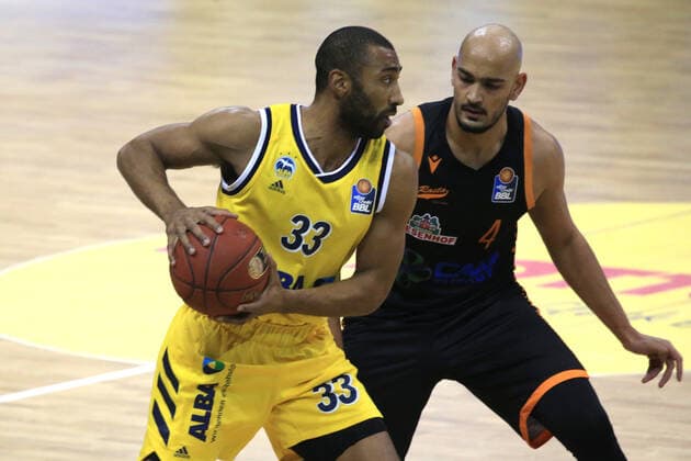 DEU, 1. BBL Alba Berlin vs. RASTA Vechta , 31.01.2021, Mercedes-Benz-Arena, Berlin, DEU, 1. BBL Alba Berlin vs. RASTA Vechta , im Bild Jayson Granger (ALBA Berlin 33), Stefan Peno (RASTA Vechta 4)