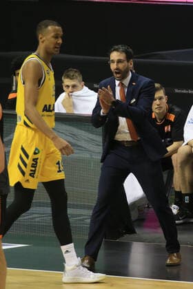 DEU, 1. BBL Alba Berlin vs. RASTA Vechta , 31.01.2021, Mercedes-Benz-Arena, Berlin, DEU, 1. BBL Alba Berlin vs. RASTA Vechta , im Bild Louis Olinde (ALBA Berlin 19), Head Coach Thomas Paech (RASTA Vechta)