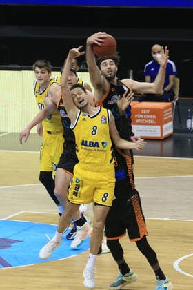 DEU, 1. BBL Alba Berlin vs. RASTA Vechta , 31.01.2021, Mercedes-Benz-Arena, Berlin, DEU, 1. BBL Alba Berlin vs. RASTA Vechta , im Bild Marcus Eriksson (ALBA Berlin 8), Jesse Hunt (RASTA Vechta 34)