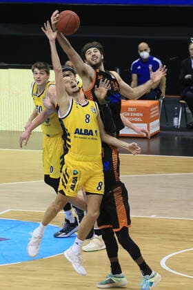DEU, 1. BBL Alba Berlin vs. RASTA Vechta , 31.01.2021, Mercedes-Benz-Arena, Berlin, DEU, 1. BBL Alba Berlin vs. RASTA Vechta , im Bild Marcus Eriksson (ALBA Berlin 8), Jesse Hunt (RASTA Vechta 34)