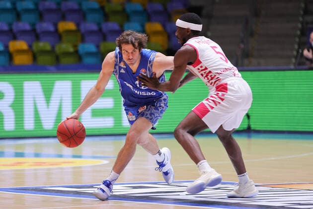 Fraport Skyliners - Telekom Baskets Bonn, easyCredit BBL Joe Rahon (Fraport Skyliners, 18) gegen Josh Hagins (Bonn, 5). Basketball-Spiel der easyCredit BBL zwischen den Fraport Skyliners und Telekom Baskets Bonn am 31. Januar 2021 in der Fraport-Arena in Frankfurt am Main., Frankfurt am Main Hessen Deutschland Fraport-Arena