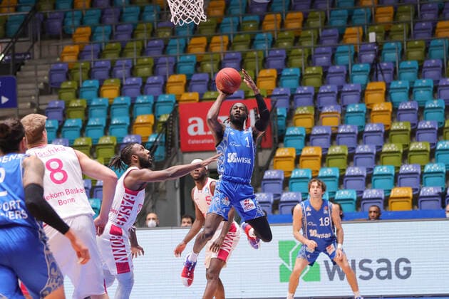 Fraport Skyliners - Telekom Baskets Bonn, easyCredit BBL Matt Mobley (Fraport Skyliners, 1) wirft zum Korb, wird behindert von Xavier Pollard (Bonn, 2). Basketball-Spiel der easyCredit BBL zwischen den Fraport Skyliners und Telekom Baskets Bonn am 31. Januar 2021 in der Fraport-Arena in Frankfurt am Main., Frankfurt am Main Hessen Deutschland Fraport-Arena