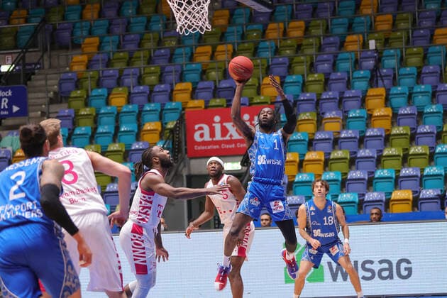 Fraport Skyliners - Telekom Baskets Bonn, easyCredit BBL Matt Mobley (Fraport Skyliners, 1) wirft zum Korb, wird behindert von Xavier Pollard (Bonn, 2). Basketball-Spiel der easyCredit BBL zwischen den Fraport Skyliners und Telekom Baskets Bonn am 31. Januar 2021 in der Fraport-Arena in Frankfurt am Main., Frankfurt am Main Hessen Deutschland Fraport-Arena