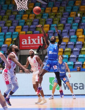 Fraport Skyliners - Telekom Baskets Bonn, easyCredit BBL Matt Mobley (Fraport Skyliners, 1) wirft zum Korb, wird behindert von Xavier Pollard (Bonn, 2) und Josh Hagins (Bonn, 5). Basketball-Spiel der easyCredit BBL zwischen den Fraport Skyliners und Telekom Baskets Bonn am 31. Januar 2021 in der Fraport-Arena in Frankfurt am Main., Frankfurt am Main Hessen Deutschland Fraport-Arena