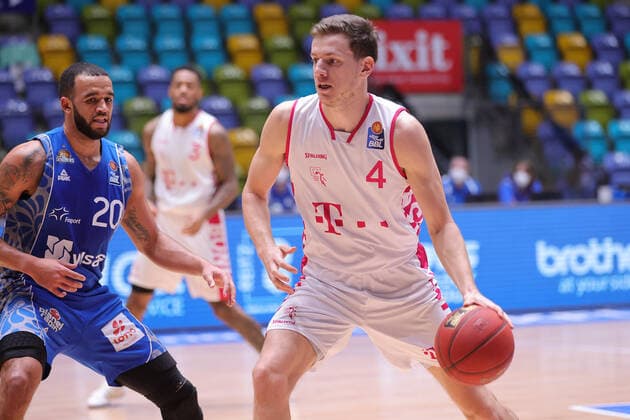 Fraport Skyliners - Telekom Baskets Bonn, easyCredit BBL Strahinja Micovic (Bonn, 4) wird von Rasheed Moore (Fraport Skyliners, 20) attackiert. Basketball-Spiel der easyCredit BBL zwischen den Fraport Skyliners und Telekom Baskets Bonn am 31. Januar 2021 in der Fraport-Arena in Frankfurt am Main., Frankfurt am Main Hessen Deutschland Fraport-Arena