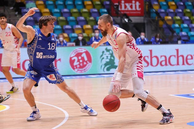 Fraport Skyliners - Telekom Baskets Bonn, easyCredit BBL Deividas Gailius (Bonn, 13) wird von Joe Rahon (Fraport Skyliners, 18) angegriffen. Basketball-Spiel der easyCredit BBL zwischen den Fraport Skyliners und Telekom Baskets Bonn am 31. Januar 2021 in der Fraport-Arena in Frankfurt am Main., Frankfurt am Main Hessen Deutschland Fraport-Arena