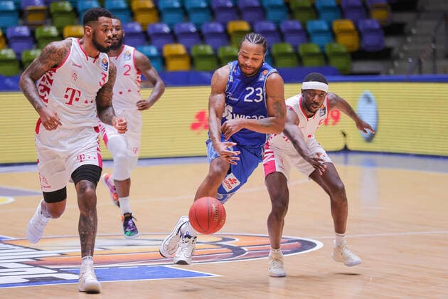 Fraport Skyliners - Telekom Baskets Bonn, easyCredit BBL Quantez Robertson (Fraport Skyliners, 23) setzt sich gegen James Thompson IV (Bonn, 3), Xavier Pollard (Bonn, 2) und Josh Hagins (Bonn, 5) durch. Basketball-Spiel der easyCredit BBL zwischen den Fraport Skyliners und Telekom Baskets Bonn am 31. Januar 2021 in der Fraport-Arena in Frankfurt am Main., Frankfurt am Main Hessen Deutschland Fraport-Arena