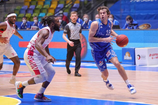 Fraport Skyliners - Telekom Baskets Bonn, easyCredit BBL Joe Rahon (Fraport Skyliners, 18) ziehtunter den Korb, wird dabei von Xavier Pollard (Bonn, 2) erwartet. Basketball-Spiel der easyCredit BBL zwischen den Fraport Skyliners und Telekom Baskets Bonn am 31. Januar 2021 in der Fraport-Arena in Frankfurt am Main., Frankfurt am Main Hessen Deutschland Fraport-Arena