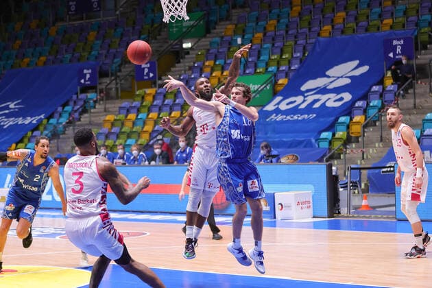 Fraport Skyliners - Telekom Baskets Bonn, easyCredit BBL Joe Rahon (Fraport Skyliners, 18) gegen Xavier Pollard (Bonn, 2). Basketball-Spiel der easyCredit BBL zwischen den Fraport Skyliners und Telekom Baskets Bonn am 31. Januar 2021 in der Fraport-Arena in Frankfurt am Main., Frankfurt am Main Hessen Deutschland Fraport-Arena
